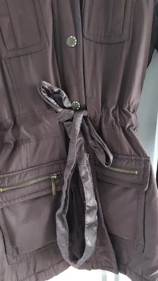 Anorak marrón con capucha y pelo