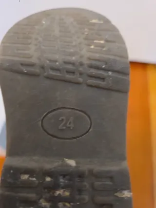 Botín infantil con cremallera y cordones. Núm. 24