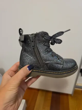 Botín infantil con cremallera y cordones. Núm. 24