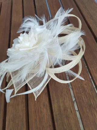 Tocado Rafia flor y plumas.