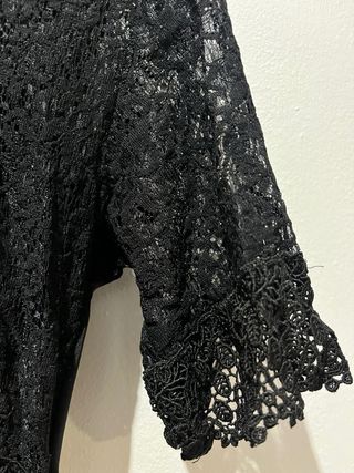 Body negro con pechera de encaje