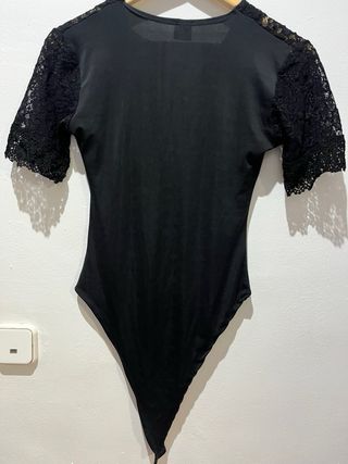 Body negro con pechera de encaje