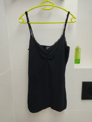 Camiseta tirantes negra con encaje