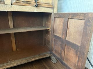 Mueble antiguo madera con cajones y puertas