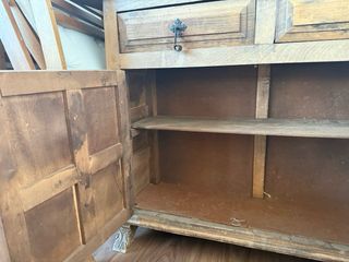 Mueble antiguo madera con cajones y puertas