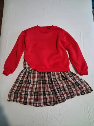 Vestido niña rojo y con estampados cuadrados.