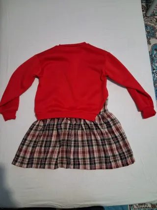 Vestido niña rojo y con estampados cuadrados.