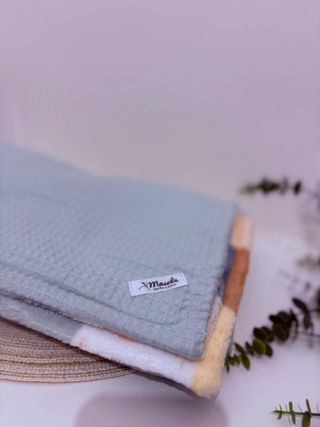 Manta bebé waffle y coralina