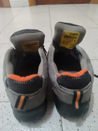 Botas de seguridad Paredes grises y naranjas