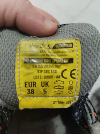 Botas de seguridad Paredes grises y naranjas