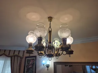 Lámpara de techo dorada de metal y cristal