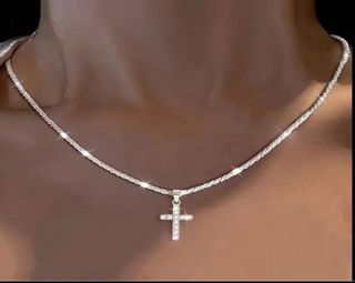 Collar Cruz Plateado.