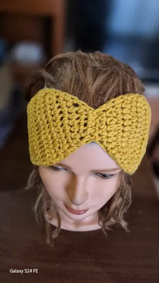 Fasciad per orecchie gialla all'uncinetto