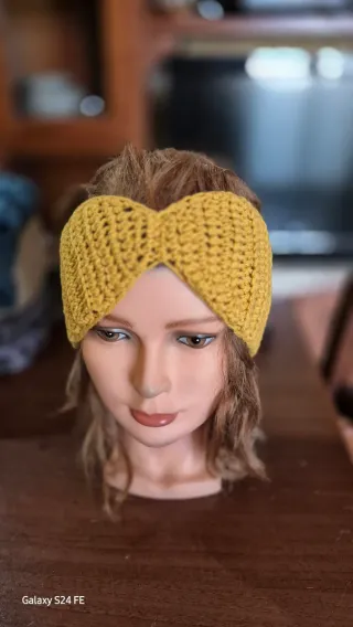 Fasciad per orecchie gialla all'uncinetto