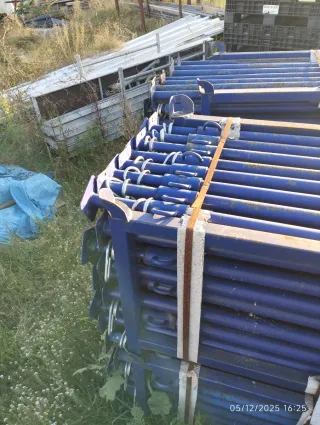 Puntales metálicos azules