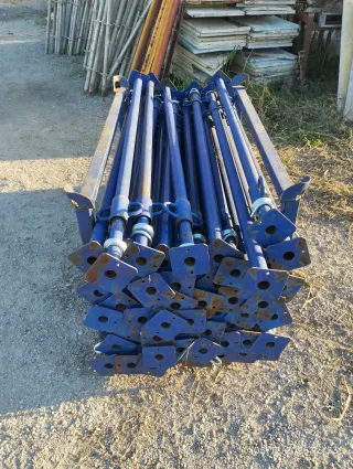 Puntales metálicos azules