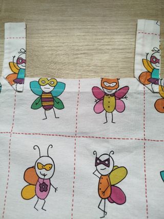 Cortina infantil de tela con abejas