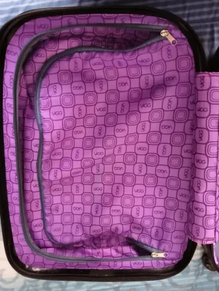 Maleta pequeña rígida morada