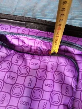 Maleta pequeña rígida morada