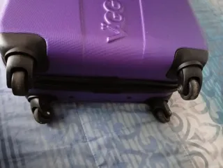 Maleta pequeña rígida morada