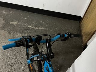 Bicicleta 24' azul y negra