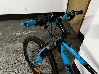 Bicicleta 24' azul y negra