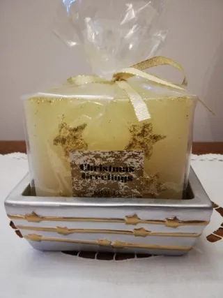 Candela natalizia con base decorata