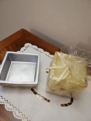 Candela natalizia con base decorata