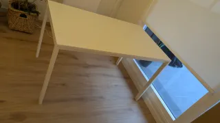 Mesa de comedor blanca de madera