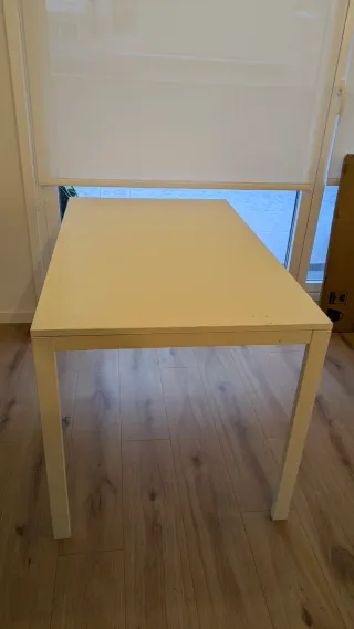 Mesa de comedor blanca de madera