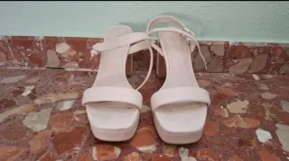 Sandalias blancas de tacón