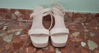 Sandalias blancas de tacón
