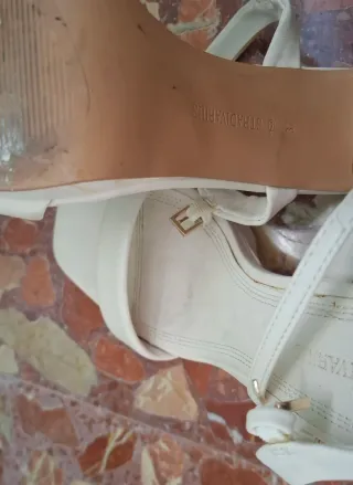 Sandalias blancas de tacón