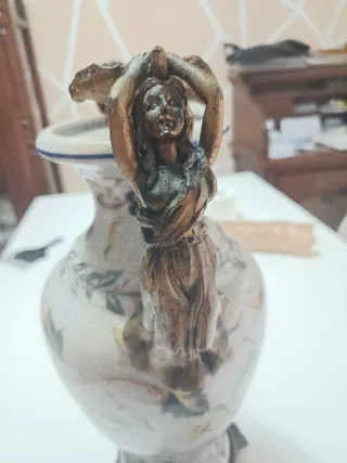 Jarrón de cerámica con figuras