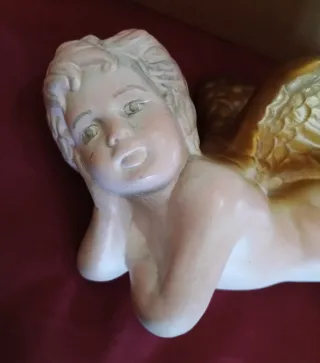 Angelo in porcellana con ali in oro  Misura cm 30