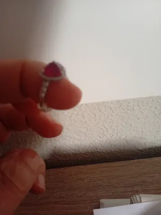 Anillo plateado con un corazón rojo