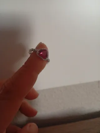 Anillo plateado con un corazón rojo
