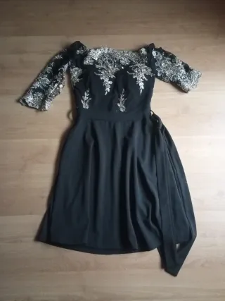 Vestido fiesta negro y bordado dorado.