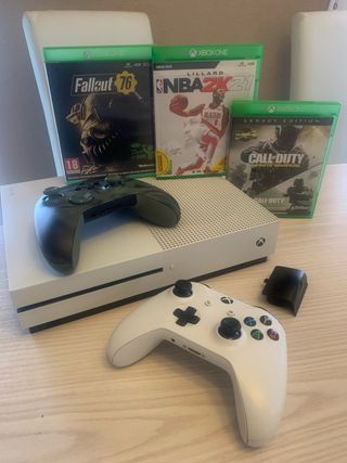 Xbox One S con 3 juegos y 2 mandos