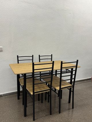 Mesa y 4 sillas comedor