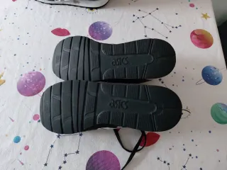 Zapatillas Asics Talla 44 Negras y Blancas