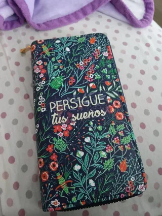 Monedero,multicolor con fondo floral