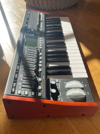 Sintetizador Behringer DeepMind 6  (con funda)