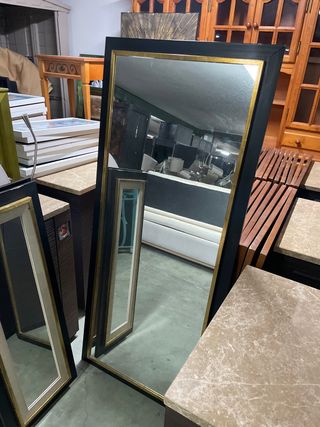 Espejo de pie negro y dorado