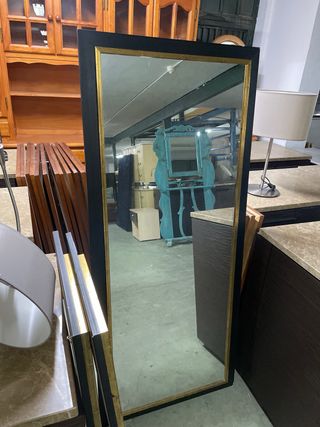 Espejo de pie negro y dorado