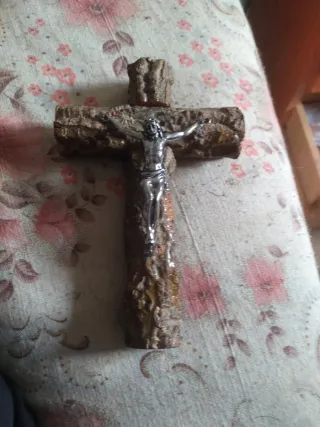 Crucifijo de madera con figura de metal solo hay 1