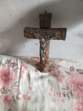 Crucifijo de madera con figura de metal solo hay 1