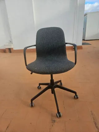 Silla de trabajo ergonómica con reposabrazos