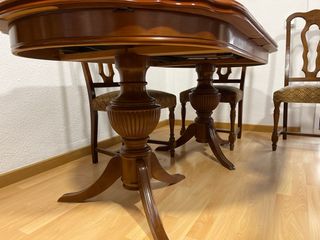Mesa comedor madera y 4 sillas tapizadas