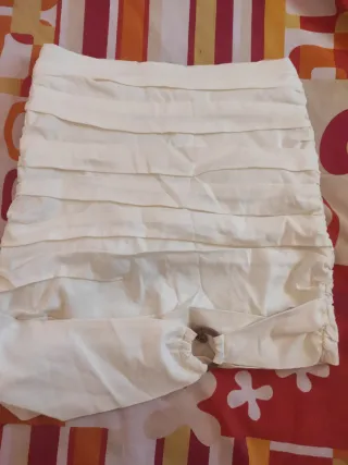 Falda Zara blanca con volantes